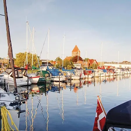 Three-bedroom Holiday In * Stege
