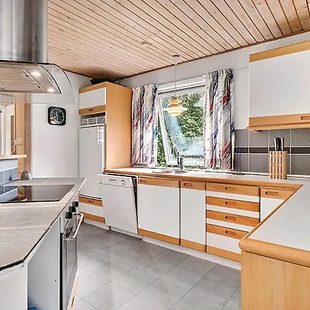 Three-bedroom Holiday In * Stege